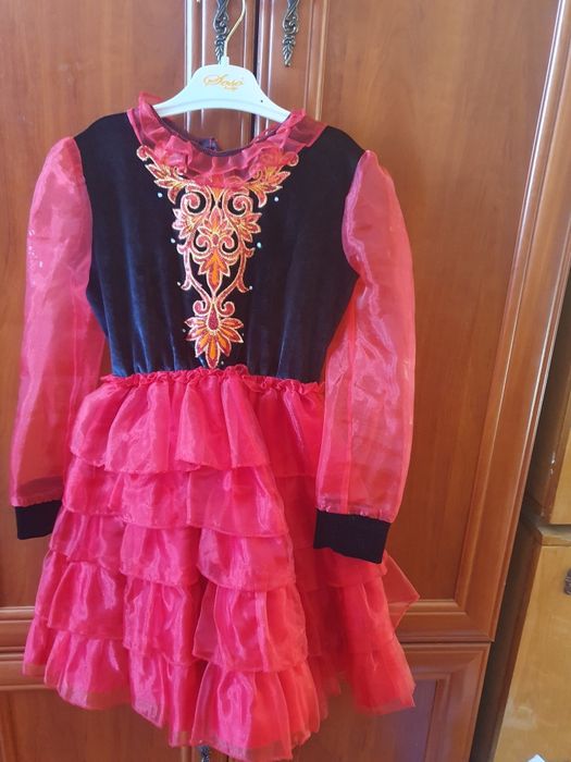 Қыз баланың киімдері сатылады