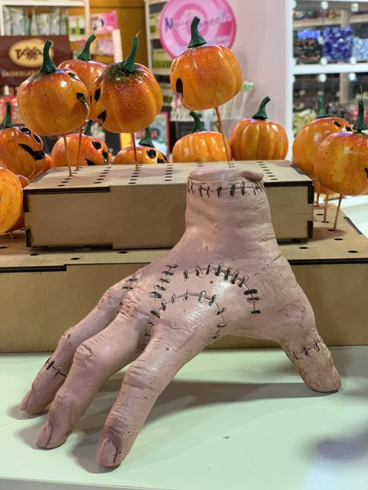 Рука венсдей вэнсдэй Wednesday