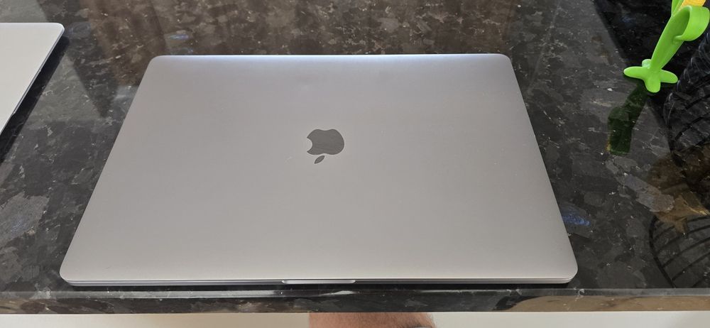 Macbook  pro 15 , retina, touch bar