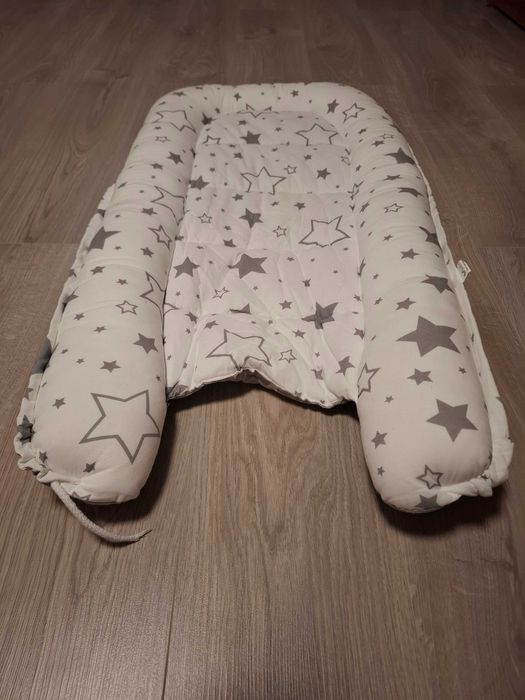 Cosulet dormit bebelusi portabil Kidizi Baby Nest (alb cu gri)