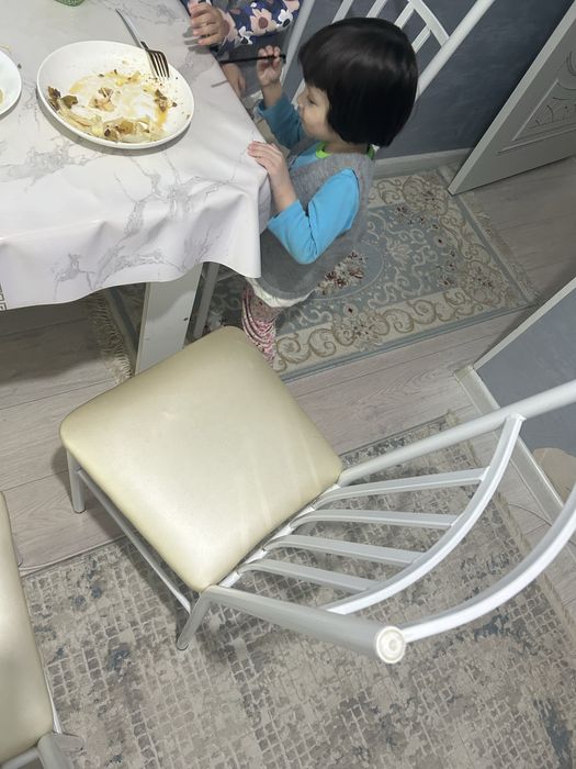 Стулья длЯ кухни, белого цвета,