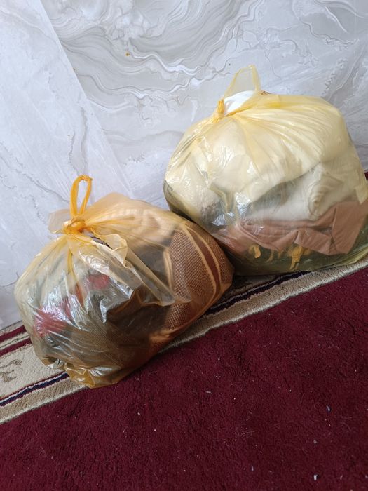 Отдам 2 пакета вещей 44-46