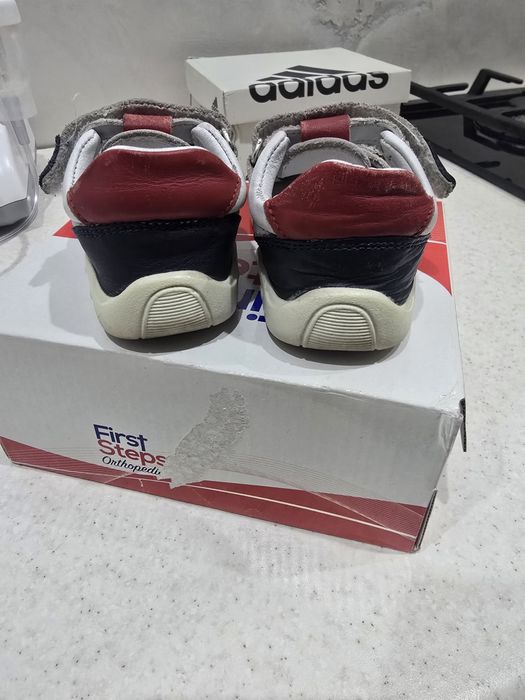 Кожаные сандали белые