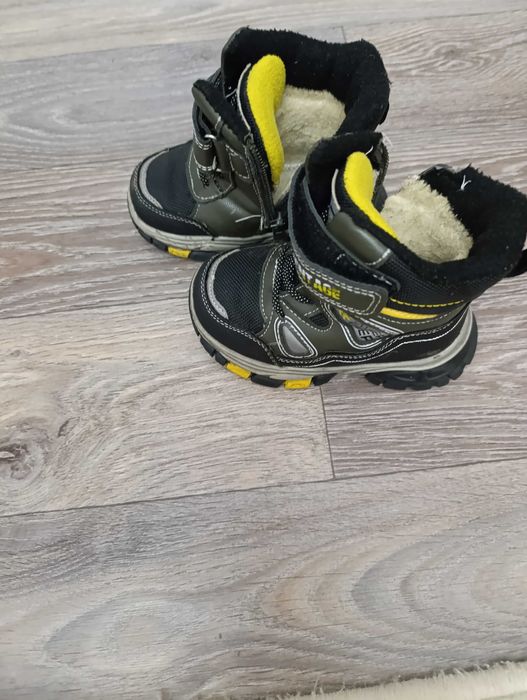 Продам детские зимние сапожки для мальчика 23 размера цена 5000 тенге
