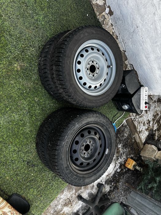 Продам в комплект шины с дисками в хорошем состоянии