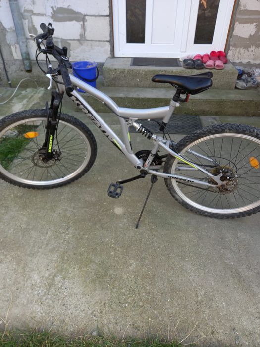 Vand biclcleta cu suspensii pentru drum de munte