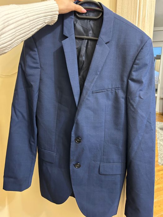 Продавам мъжки блейзър на HUGO BOSS