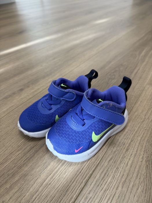 Маратонки Nike Revolution 19.5