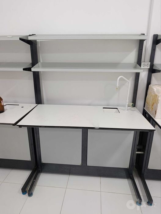 Лабораторные столы с мойкой и полками 125×65×170 см