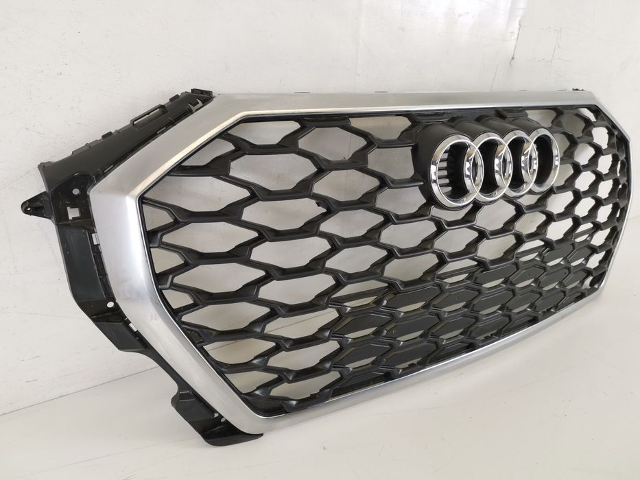 Ауди Кю3 / Audi Q3 Оригинална централна решетка в добро състояние