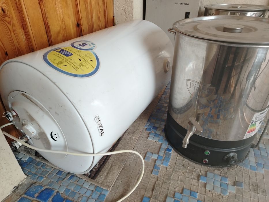 Keksa ayollar oyoqlarini yoyib, fotosuratlarda mushuklarini korsatishadi.