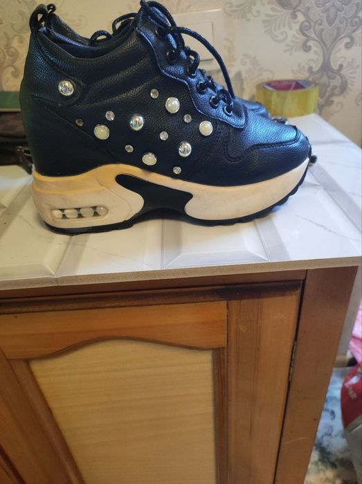 Продам женскую обувь