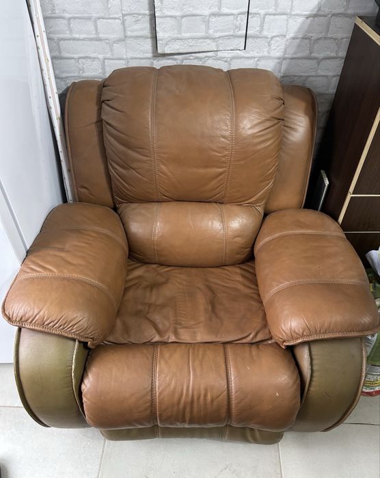 Canapea de piele (trebuie doar spalata ) functionala