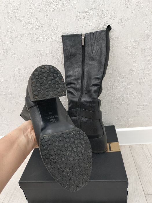 Продам зимние сапоги Basconi