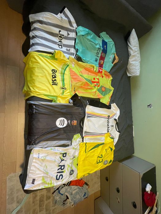 Tricouri de fotbal diverse
