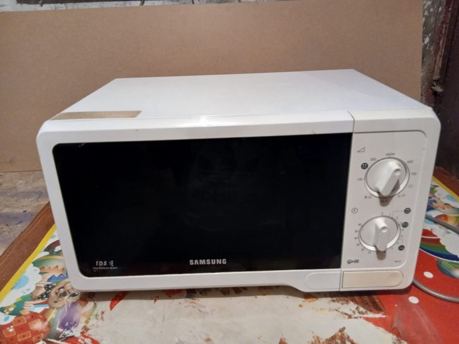 Cuptor cu microunde Samsung cu Grill, în stare bună