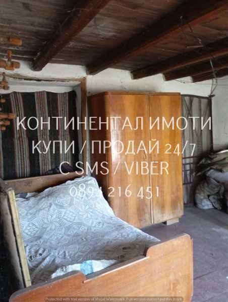 Едноетажна стара къща 60м2 с двор 900м2 с гараж - код 61809