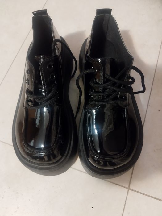 Дамски обувки с платформа, изкуствена кожа, гланциран лак. Цвят черен