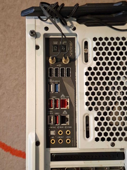 Продавам геймърски компютър AMD Ryzen 7 5800X  NVIDIA GeForce RTX 3070  RAM: 32 GB 2TB SSD