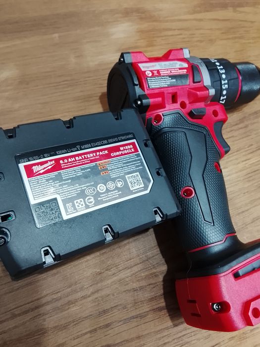 Autofiletanta Milwaukee cu mandrina și o baterie de 6a