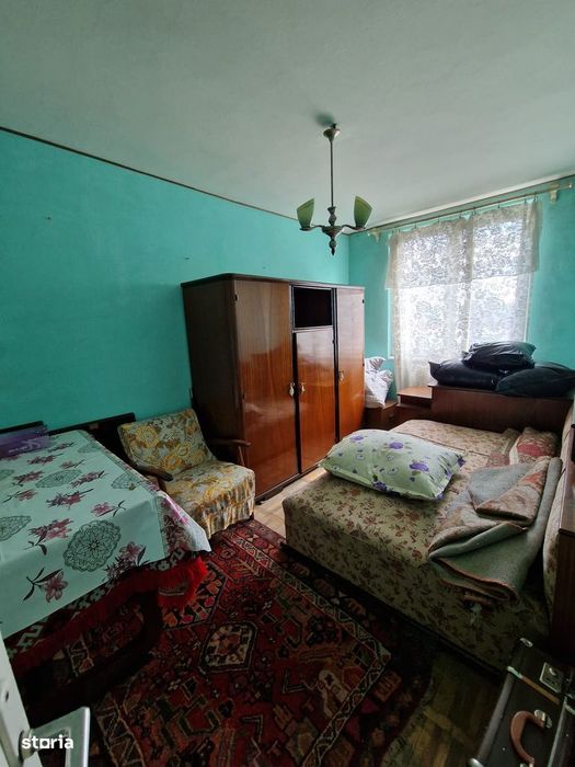 De vanzare apartament cu 3 camere si balcon, etajul 1, zona Spital Nou