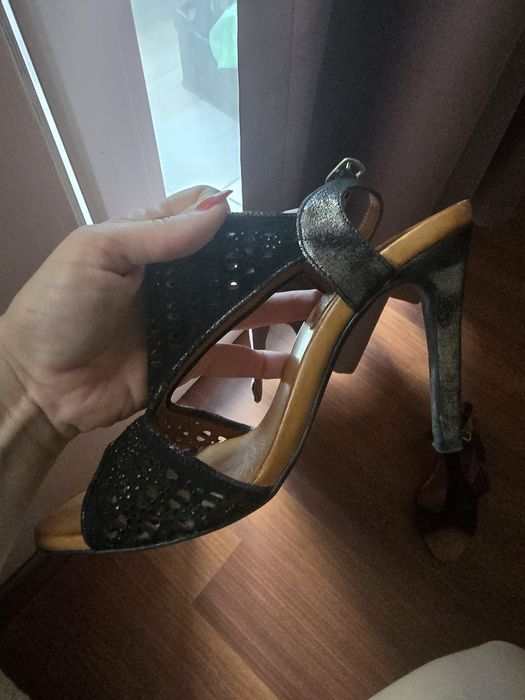 Дамски обувки на висок ток