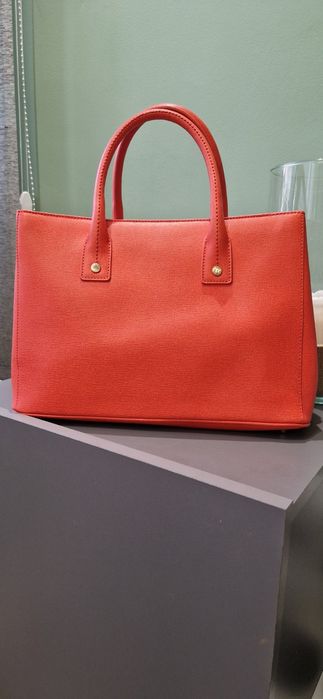 Чанта FURLA Linda S Tote, Ruby
Носена е няколко пъти,но е малко по-голяма от колкото очаквах.
 Размери:31×22.5-23×13-14 cm
Цената е 60 €