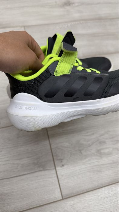 Продам кроссовки adidas