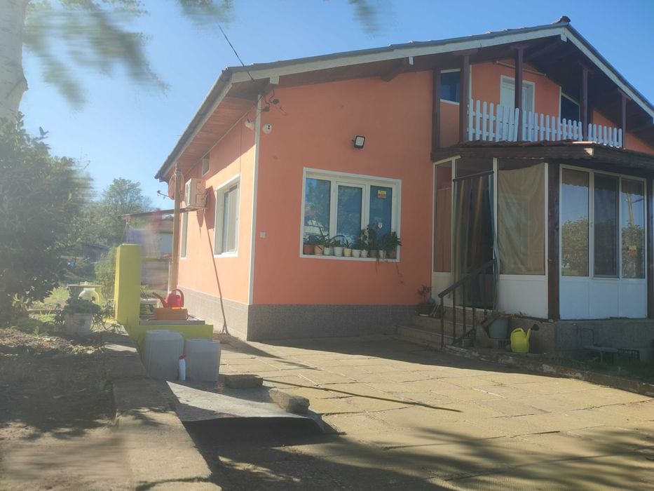 Самостоятелна тухлена къща