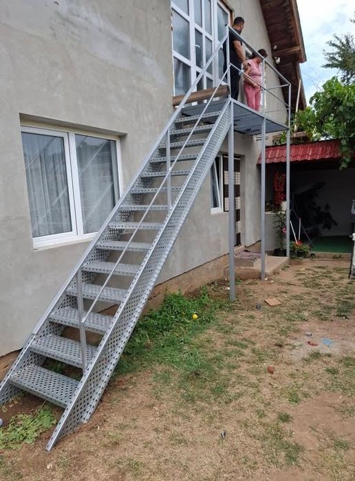 Confectionam scarii metalice zincate exterioare și pentru incendii , platforme, podete si balustrazi profesionale la cererea clientului . Asiguram tra