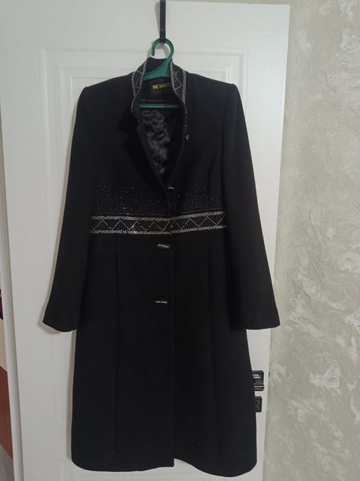 Черное пальто со стразами