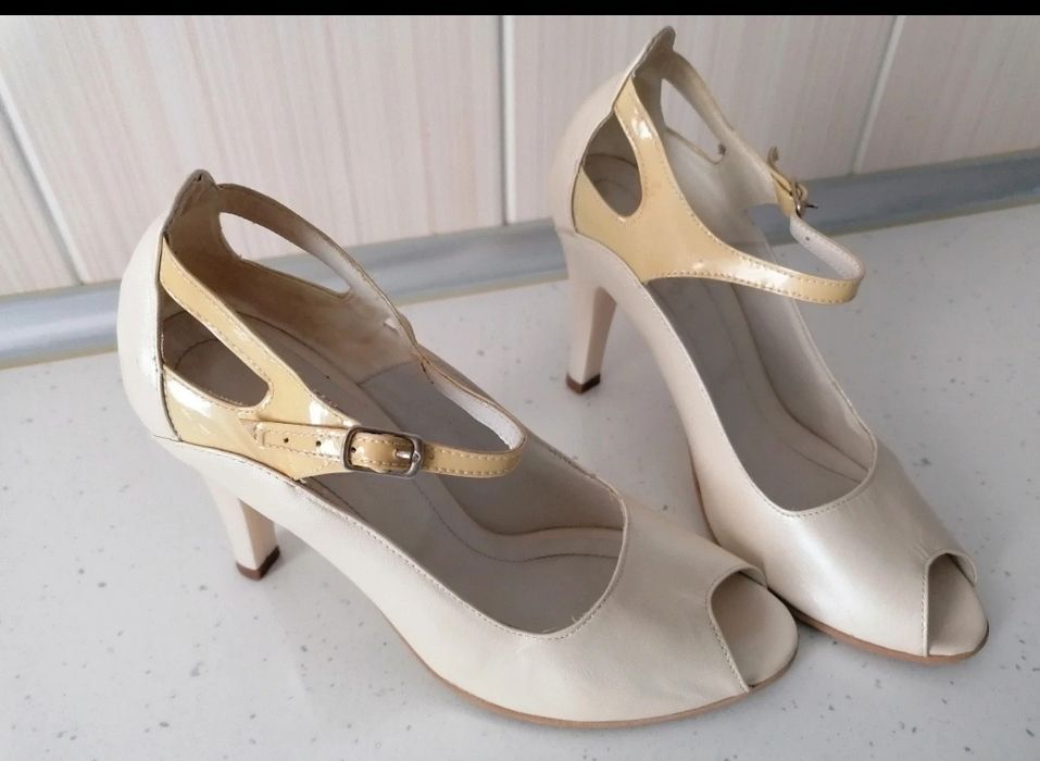 Pantofi piele mărimea 35 cu interiorul de 22.5 cm