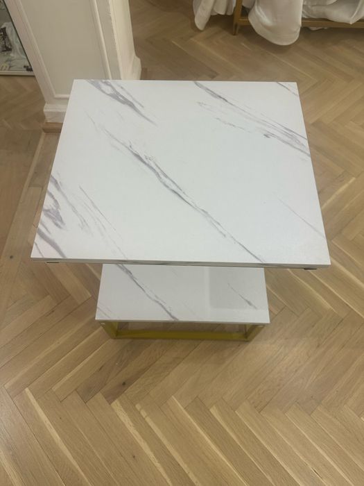 Măsuță laterală înaltă 45 × 40 × 83 cm, aspect marmură