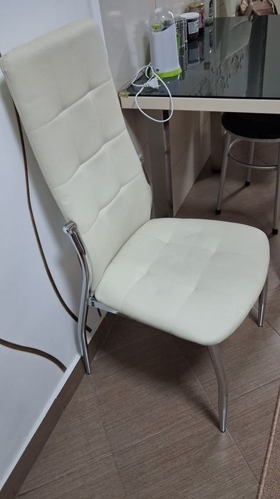 Set 2 scaune bucătărie / living, piele ecologică crem, cadru metalic cromat
