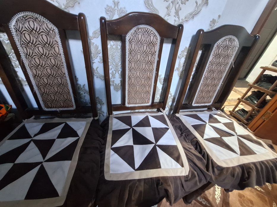 Продам стол со стулями 3,5 метра, регулируется.