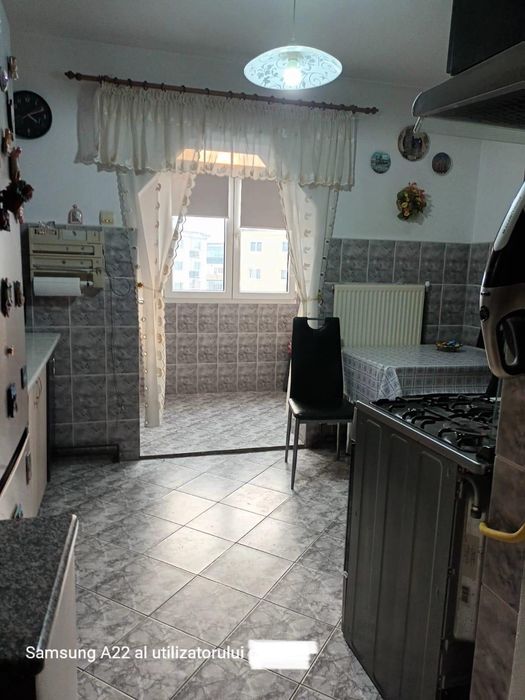 Vând apartament 3 camere +garaj