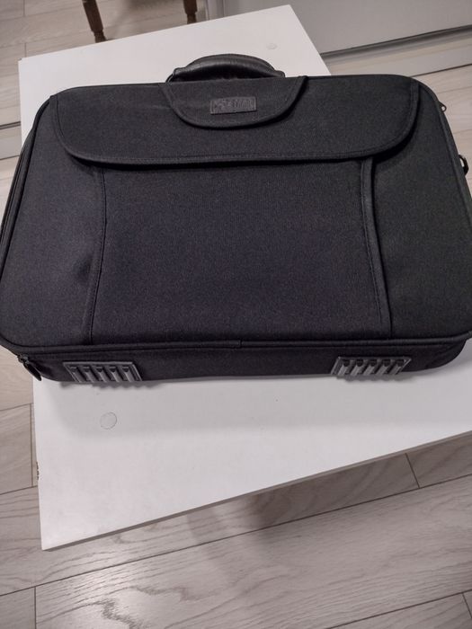 geantă laptop firma Case Logic