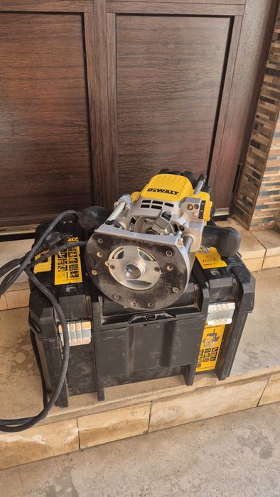 Оберфреза Dewalt DWE625