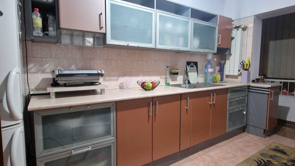 Vand mobila de bucatarie si aparate electrocanice incorporate