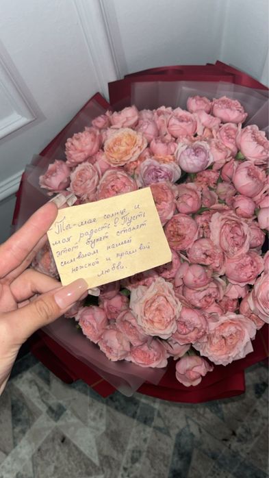 Гул пионы свежи