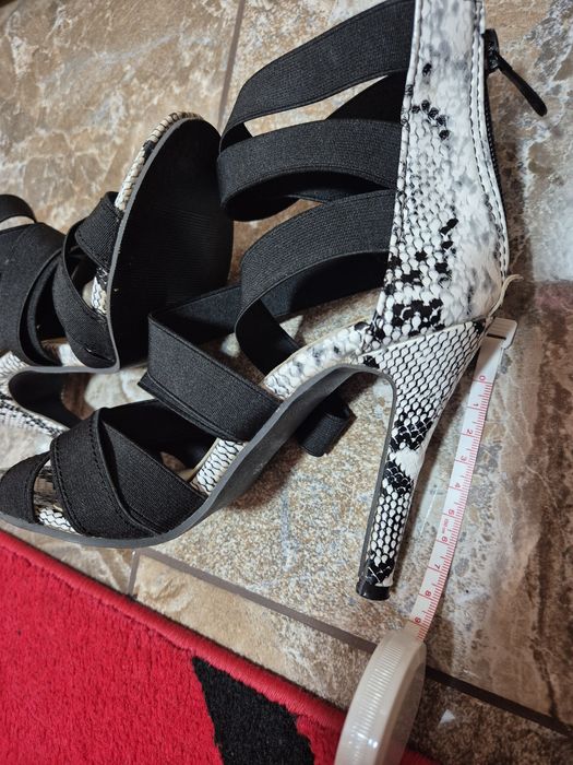 Sandale cu toc model șarpe marimea 35-36