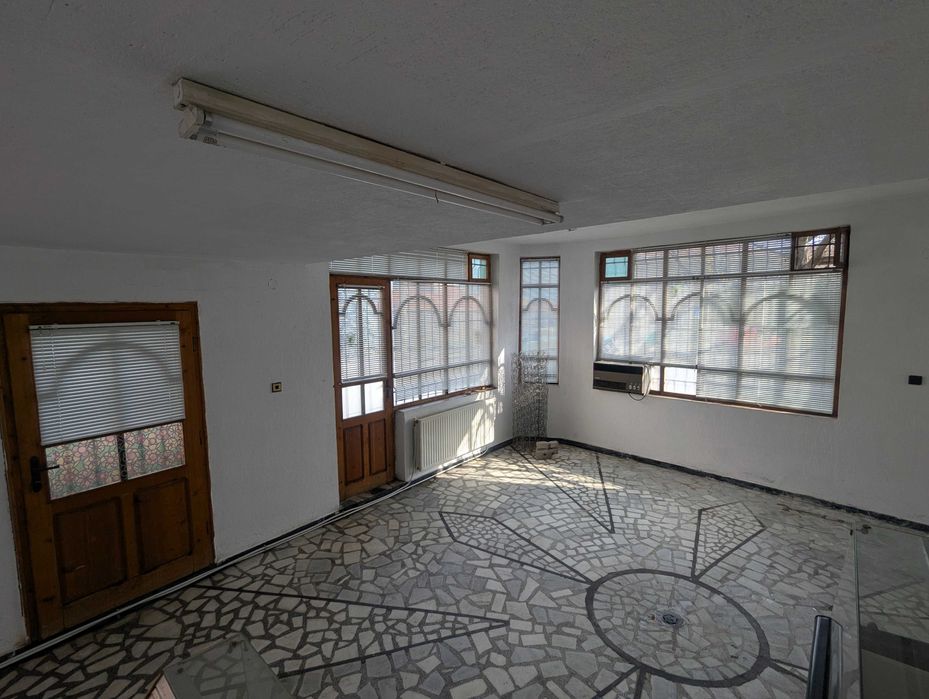 Дава се под наем Магазин в Карлово - 44 кв.м за 204 € - Снимка #1