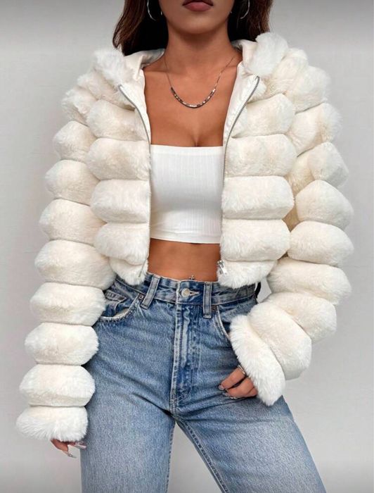 Бяло пухено якенце