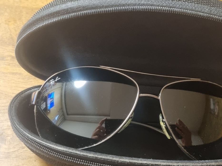 Ray-Ban, ochelari de soare originali, cu un design elegant și atemporal.
Model: RB3386 004/71