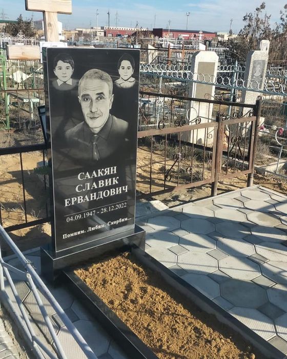 Памятники надгробные плиты вазы