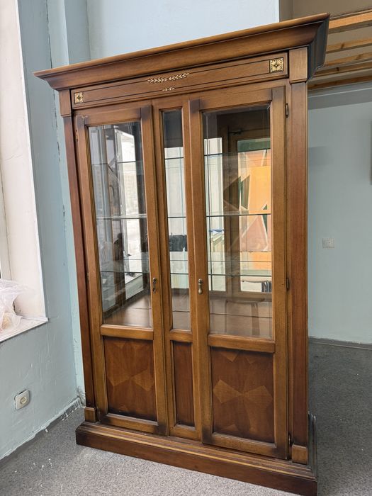 Шкаф витрина сервант