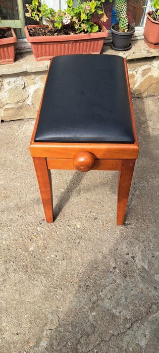 Стол за пиано с регулиране на височината