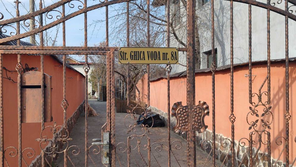 Casă solidă de vânzare în Tecuci 6 camere, 720 mp teren, central