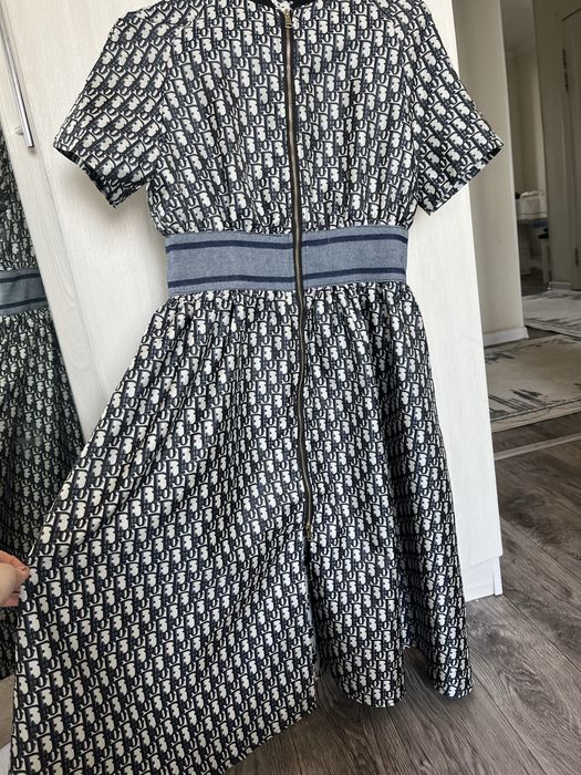 Платье качественное стильное