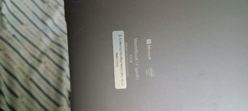 Mini noutbuk sotiladi .